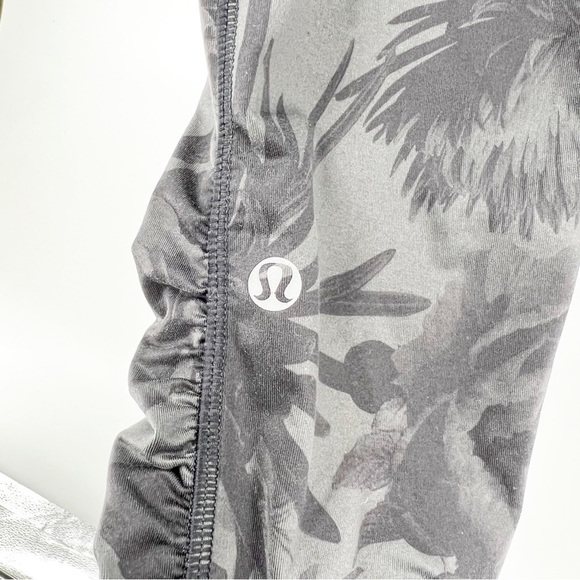 ✅Lululemon Floral Print Grey Black Sz 8 Full Length Legging Flowers Wunder Under - Picture 8 of 9